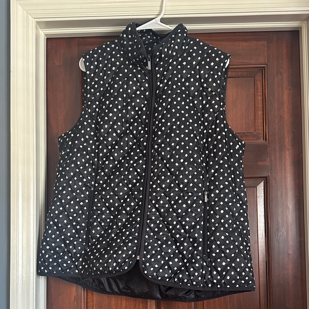 Women’s Lands End Lightweight quilted puffer vest in excellent condition.